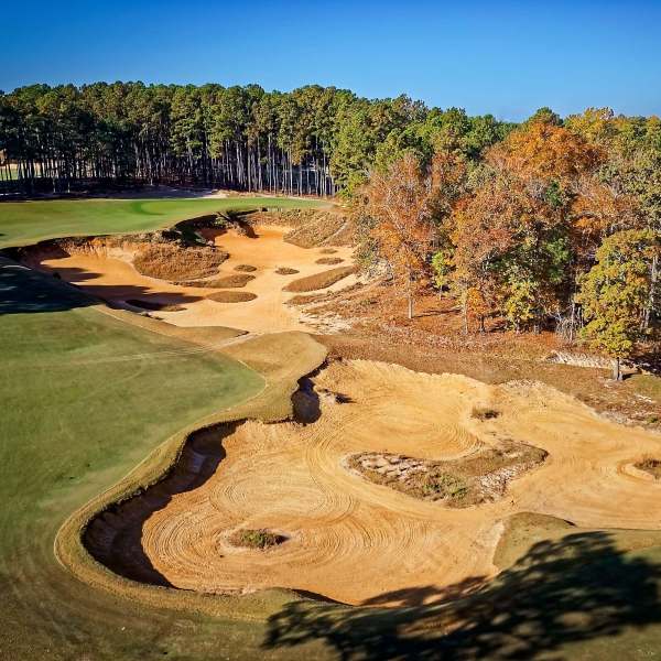 Blick aus der Vogelperspektive auf die dritte Bahn des Golfplatzes Tobacco Road in North Carolina