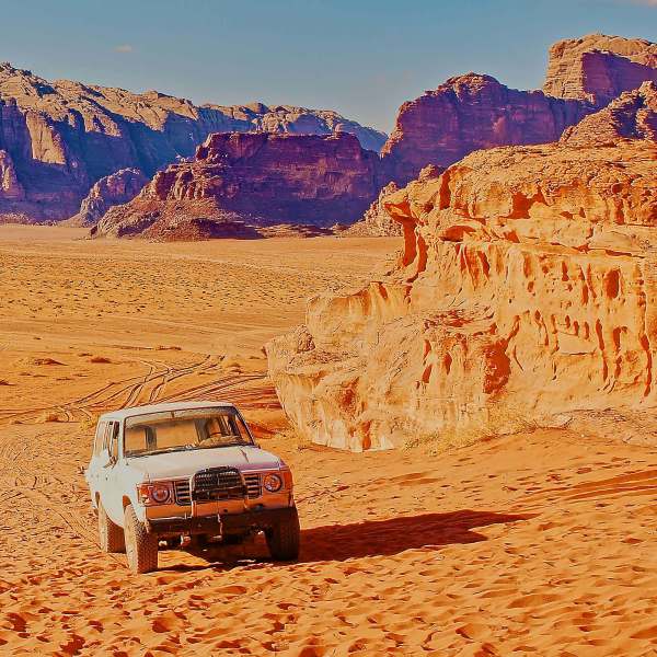 Wüstenlandschaft und Jeep im Wadi Rum, Jordanien