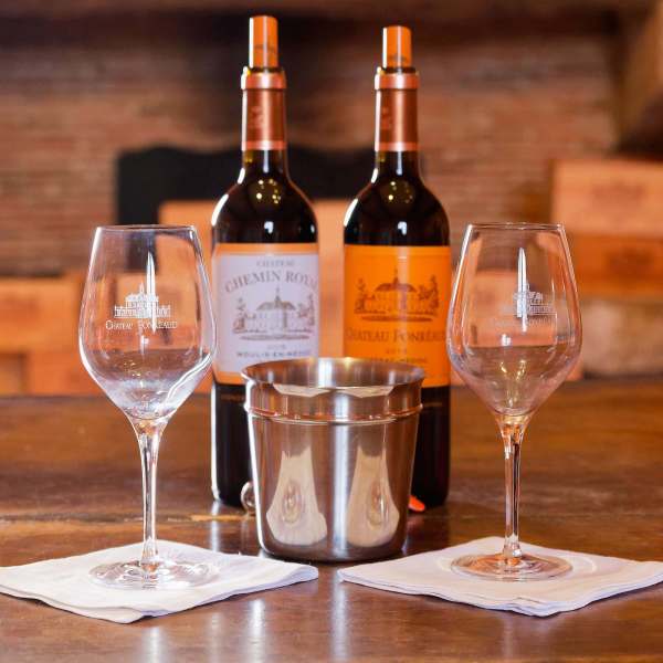 Zwei Weingläser und zwei Weinflaschen