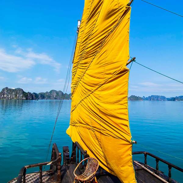 Gelbes Segel eines typischen, tradtionellen Schiffs in der Halong Bay in Vietnam