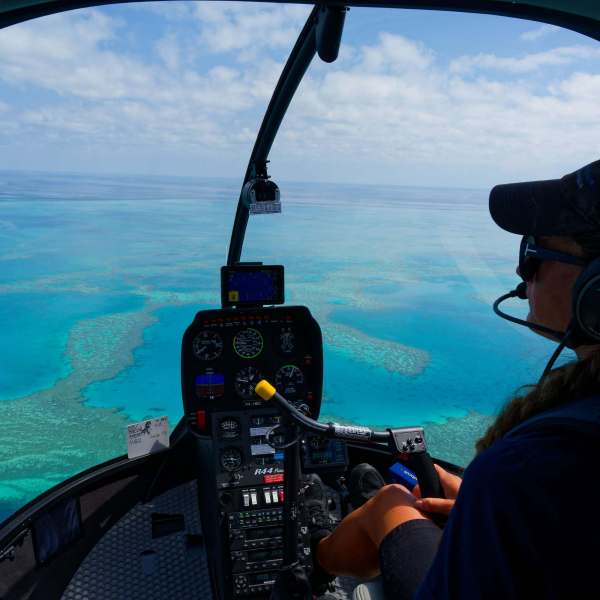 Hubschrauber in der Luft über dem Great Barrier Reef