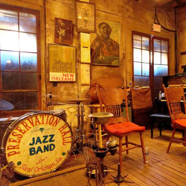 Preservation Hall, New Orleans, mit Instrumenten und Stühlen